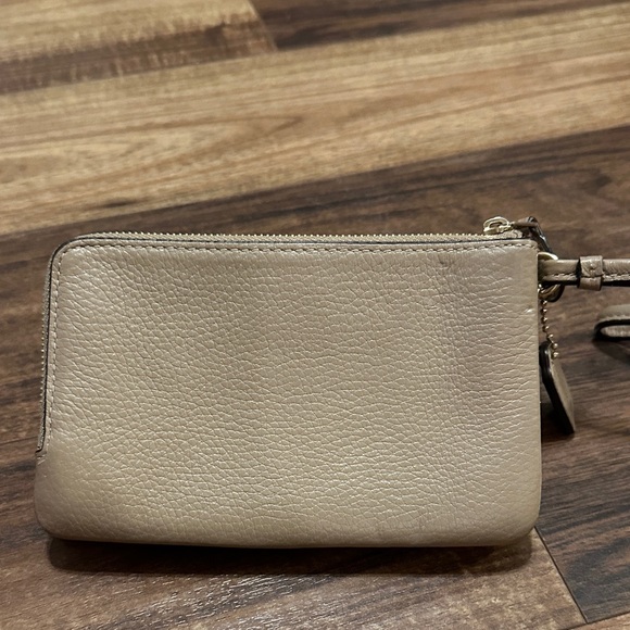 NWOT- Coach Taupe Leather Wristlet - Picture 3 of 8